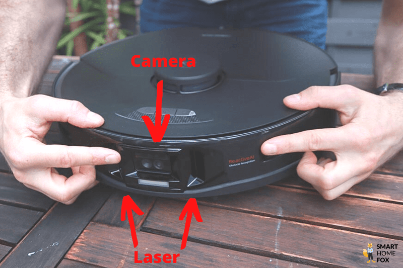 The camera of the Roborock S7 MaxV is seen from the front.